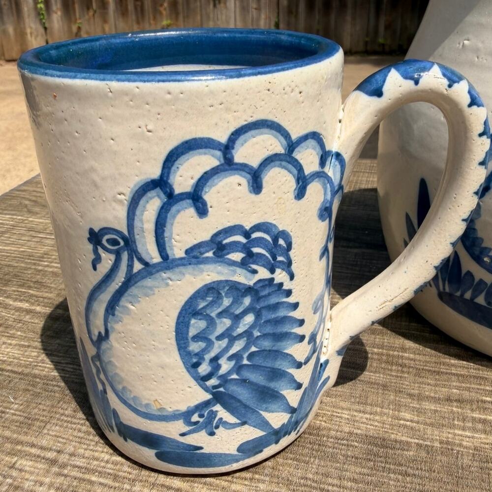 Knesseth Denisons Dorchester Pottery Turkey Pitcher 2 Mugs Blue White Signed - Picture 10 of 14